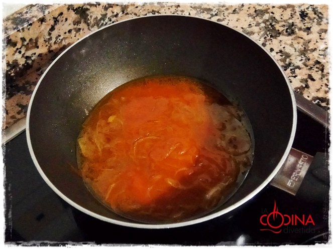 salchichas de pollo con tomate y vino añejo de Serrada
