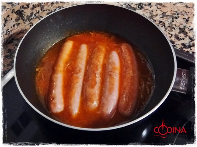 salchichas de pollo con tomate y vino añejo de Serrada