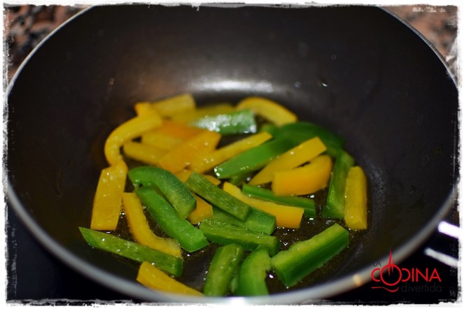 pollo marinado con espaguetis de calabacín