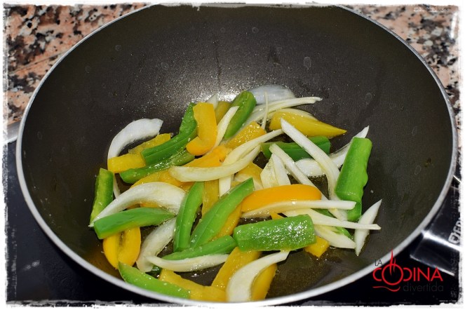 pollo marinado con espaguetis de calabacín