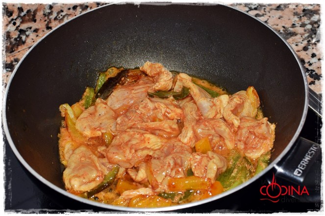 pollo marinado con espaguetis de calabacín