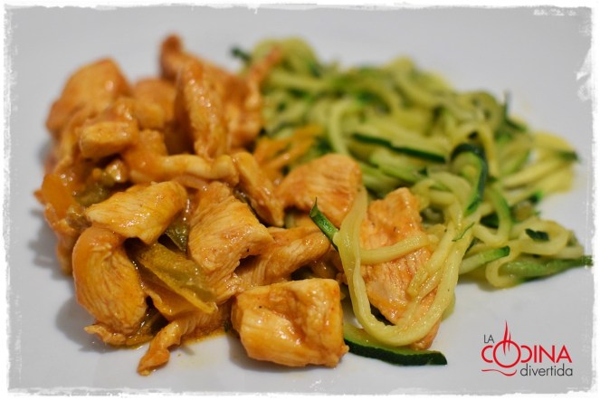 pollo marinado con espaguetis de calabacín