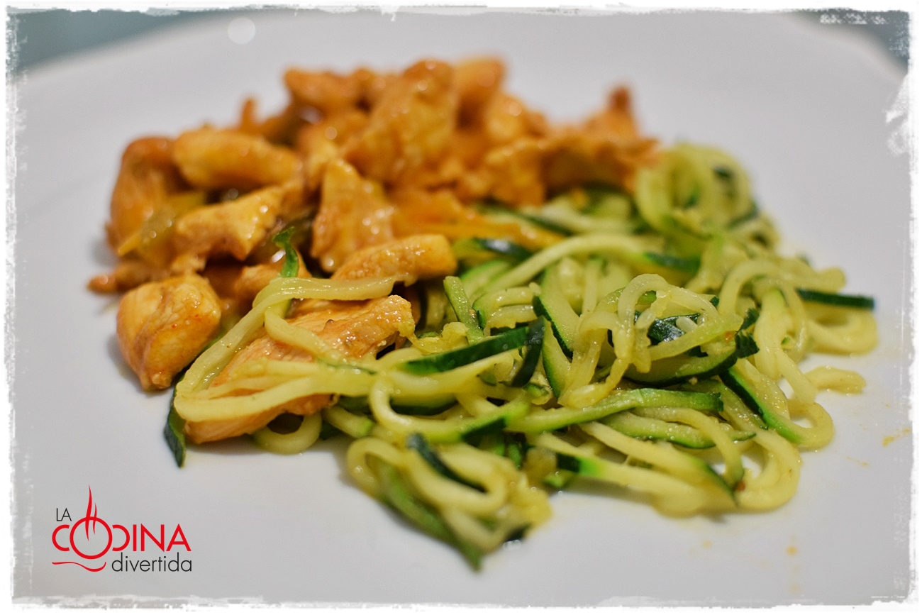 pollo marinado con espaguetis de calabacín