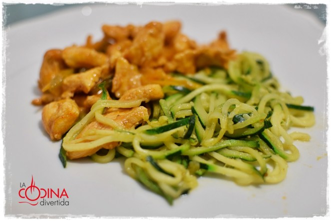 pollo marinado con espaguetis de calabacín
