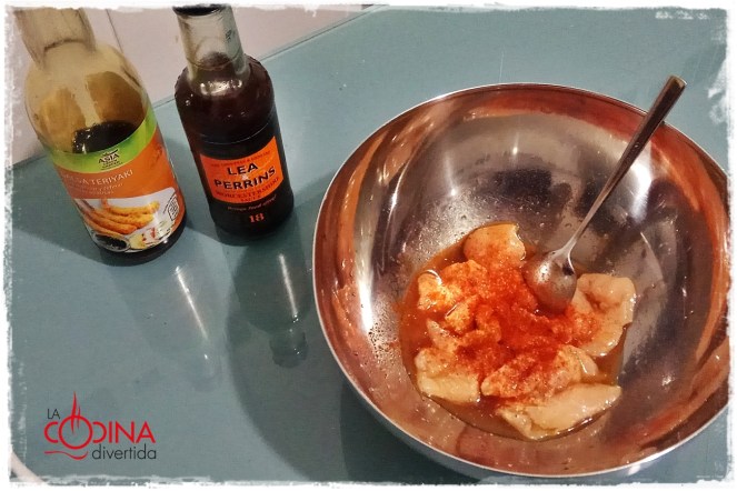 pollo marinado con espaguetis de calabacín