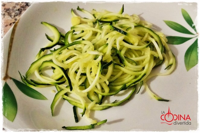 pollo marinado con espaguetis de calabacín