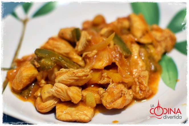 pollo marinado con espaguetis de calabacín