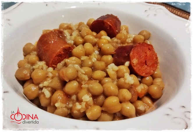 guiso de garbanzos con chorizo y arroz