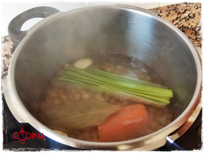 guiso de garbanzos con chorizo y arroz