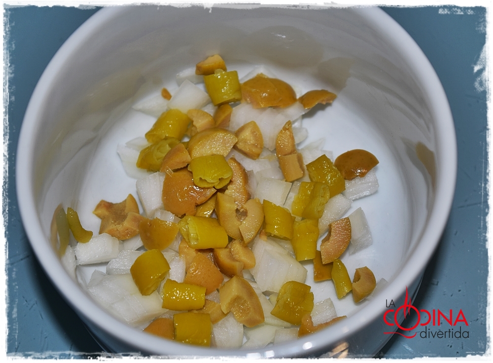 Sándwich de jamón cocido, tomate y mayonesa de mostaza con piparras