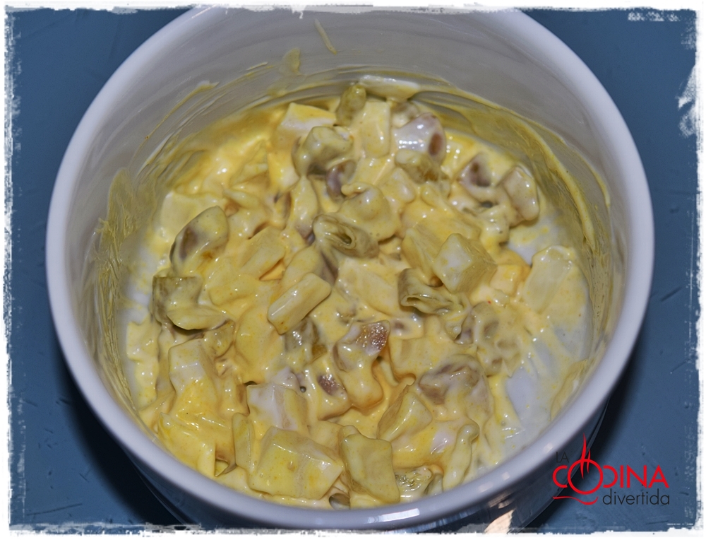 Sándwich de jamón cocido, tomate y mayonesa de mostaza con piparras