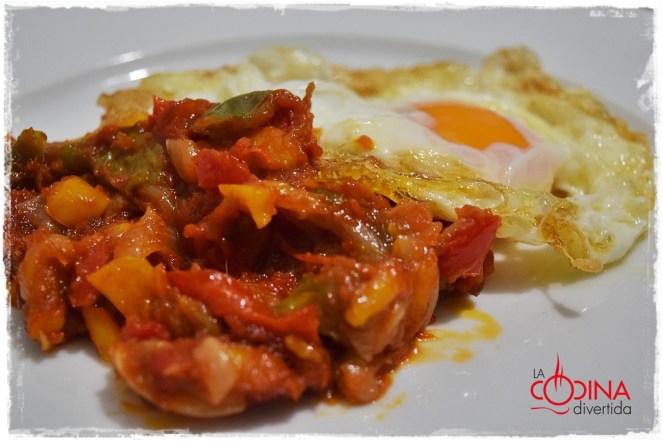 fritada pimientos con huevo frito