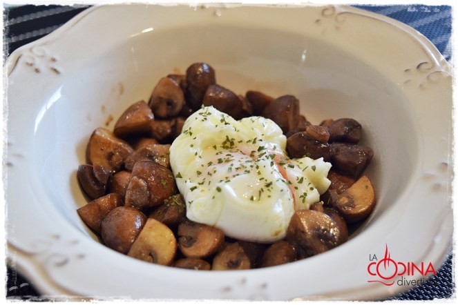 champiñones portobelo con huevo poche