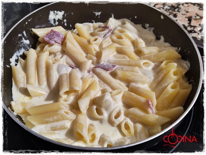 macarrones con carbonara de pastrami
