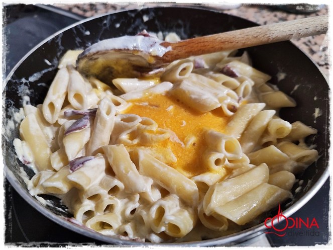 macarrones con carbonara de pastrami