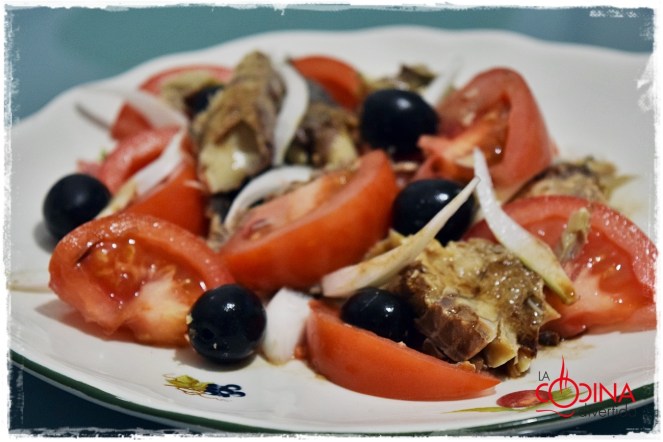 ensalada de chicharro en escabeche o en pipote
