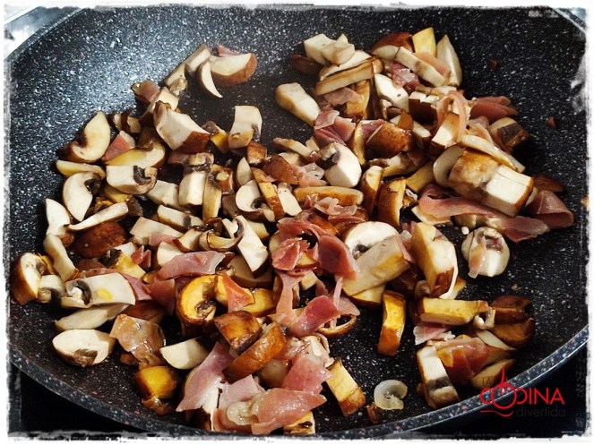 Espaguetis con champiñones portobello y jamón serrano
