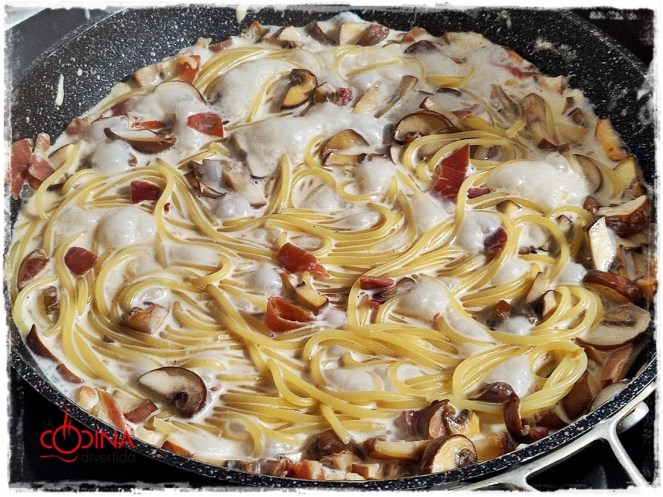 Espaguetis con champiñones portobello y jamón serrano