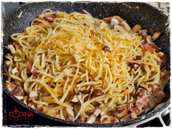 Espaguetis con champiñones portobello y jamón serrano