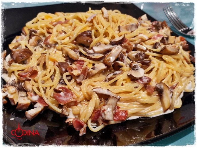 Espaguetis con champiñones portobello y jamón serrano