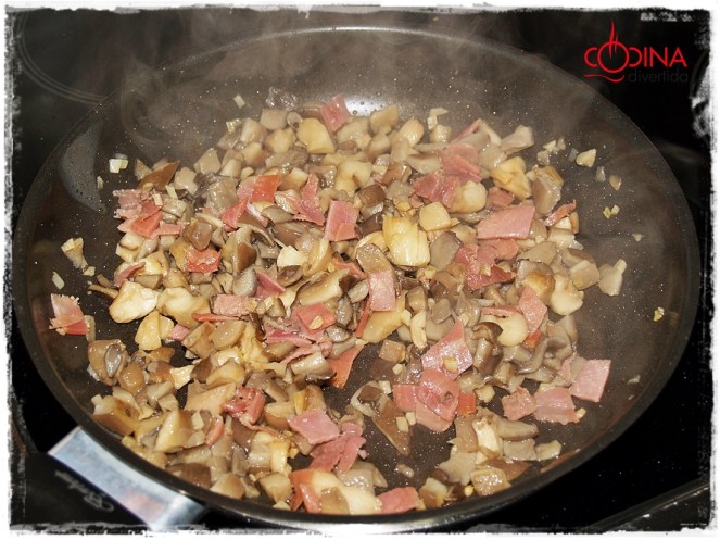 Revuelto jugoso de setas de cardo con jamón