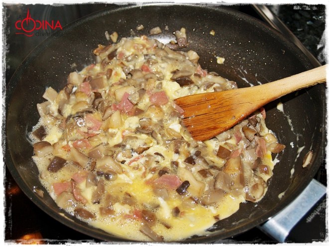 Revuelto jugoso de setas de cardo con jamón