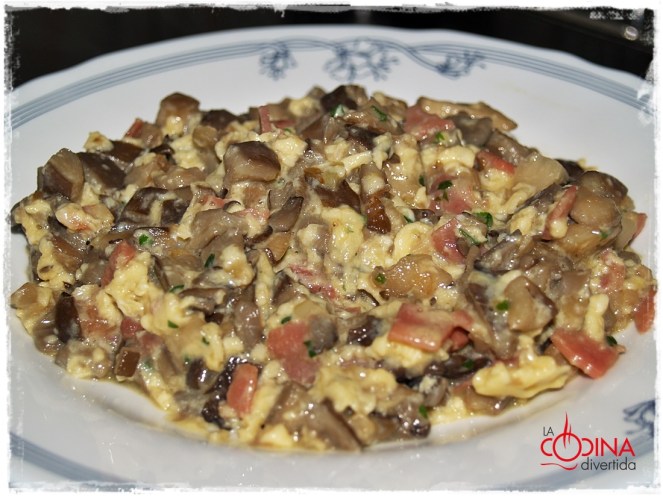 Revuelto jugoso de setas de cardo con bacon y jamón
