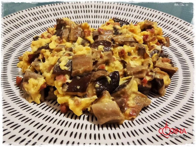 Revuelto jugoso de setas de cardo con jamón