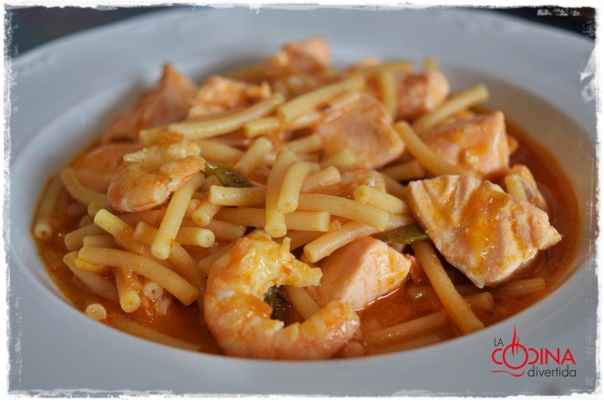 fideuá con salmón y gambas