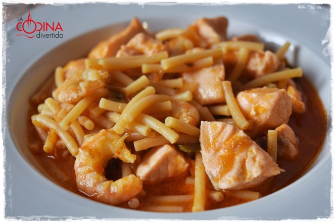 fideuá con salmón y gambas