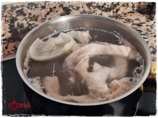 fideuá con salmón y gambas