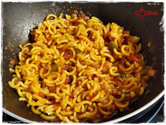 fideuá con salmón y gambas