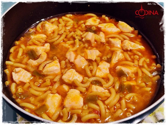 fideuá con salmón y gambas