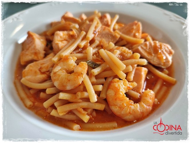 fideuá con salmón y gambas