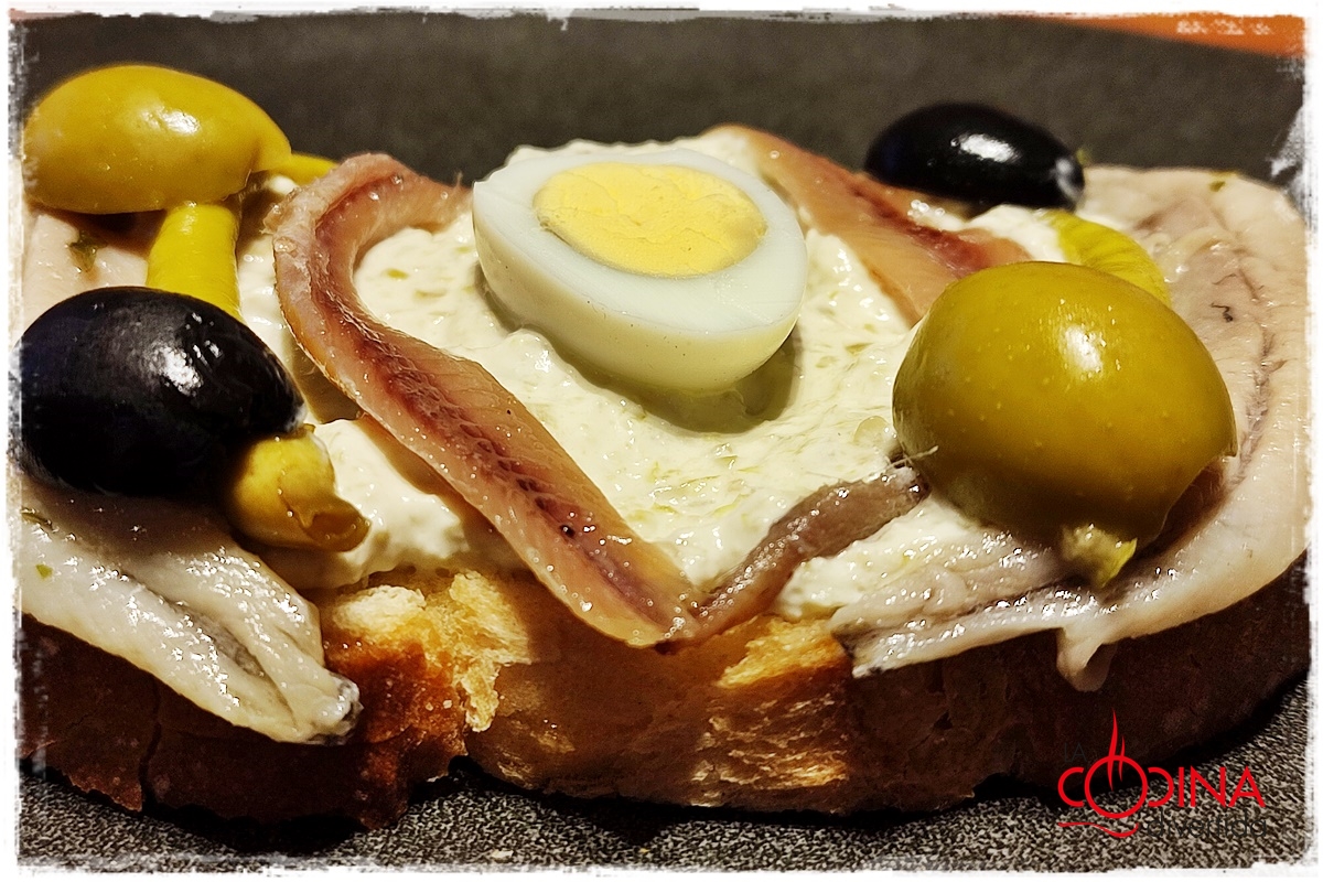 tosta de gilda con crema de piparra