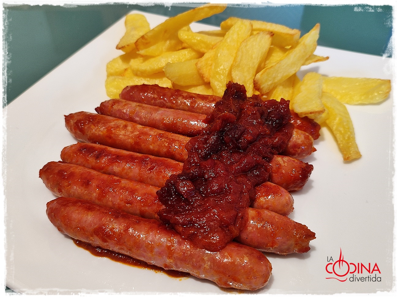 salchichas de pollo con coulís de tomate