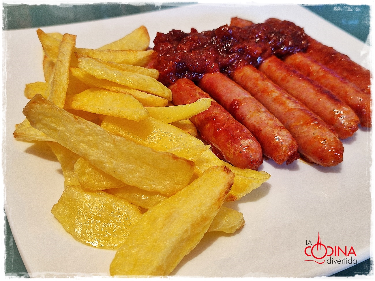 salchichas de pollo con coulís de tomate