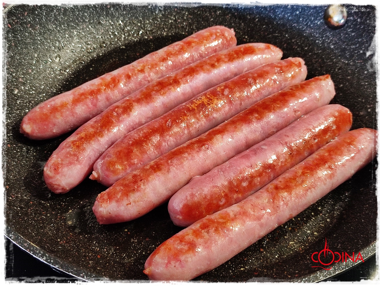 salchichas de pollo con coulís de tomate