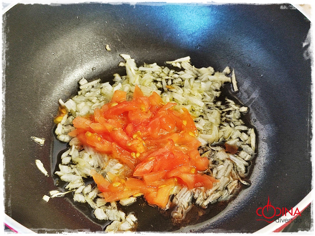 salchichas de pollo con coulís de tomate