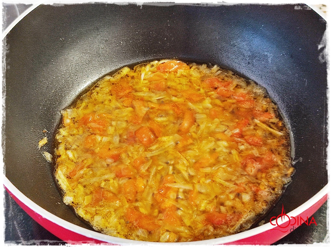 salchichas de pollo con coulís de tomate