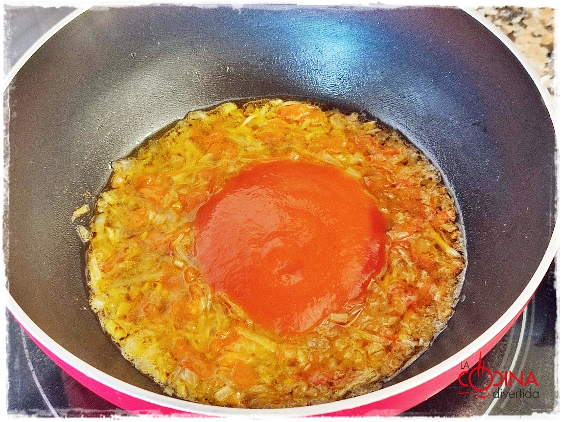 salchichas de pollo con coulís de tomate