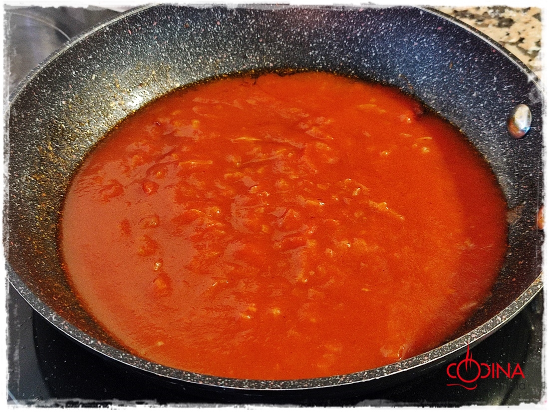 salchichas de pollo con coulís de tomate