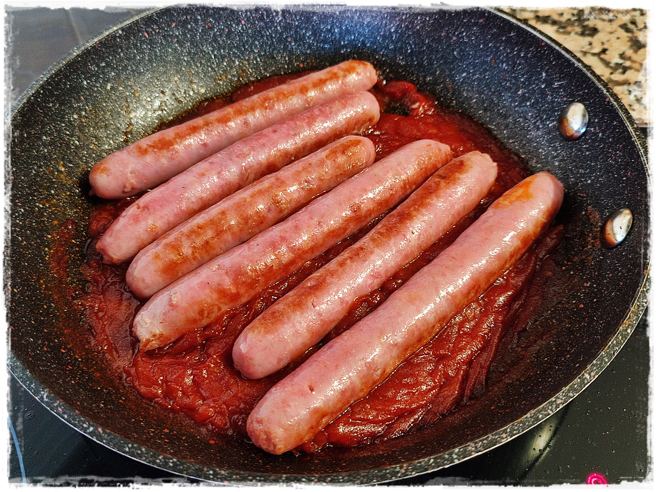 salchichas de pollo con coulís de tomate